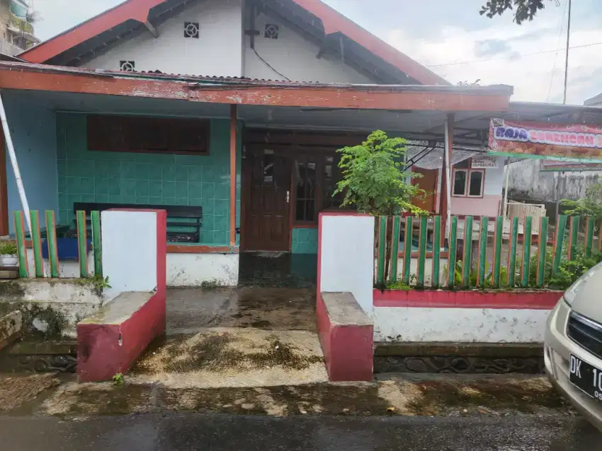 Rumah Dekat Alun Alun Pinggir Jalan