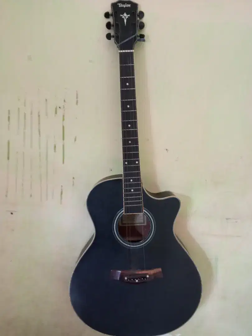 Gitar akustik taylor