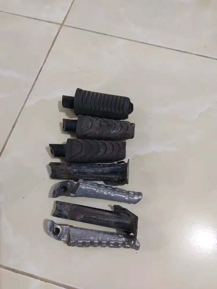 Pijakan kaki pembonceng motor
