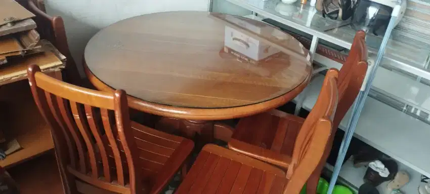 Di jual 1 set meja makan 4 kursi kayu jati  dan 1 etalase
