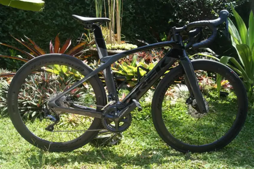 Sepeda Road bike jenis Trek Madone SL 6 2021