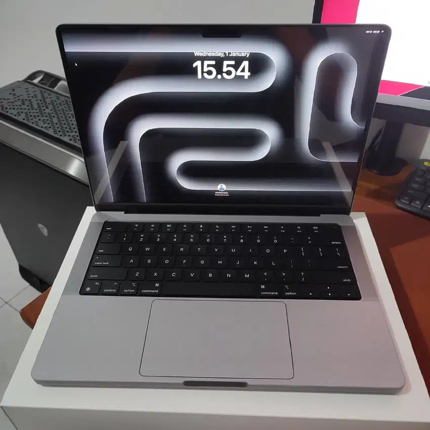 Macbook Pro 14 M2 Max 2023 32GB / 1TB (Garansi Panjang IBOX)