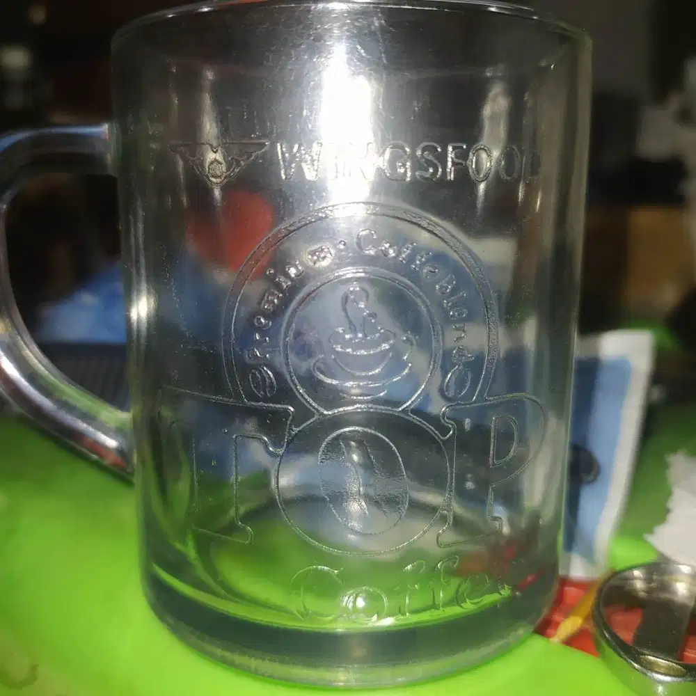 Cangkir kopi dengan tulisan Top Coffee