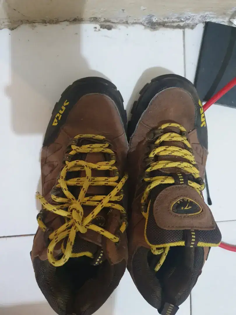 Sepatu hiking cwe