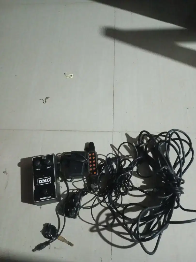 jual . efek gitar distorsi + kabel jack 2 .sama pickup gitar + kabel