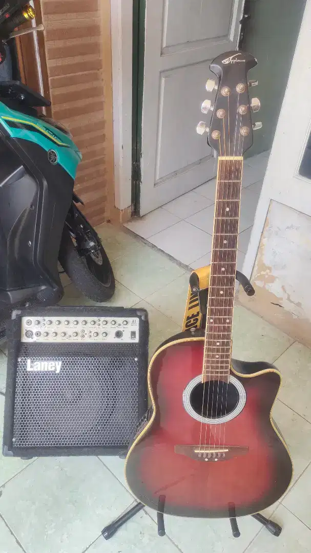 Gitar Applause Ovation dan Ampli Laney A1 120watt