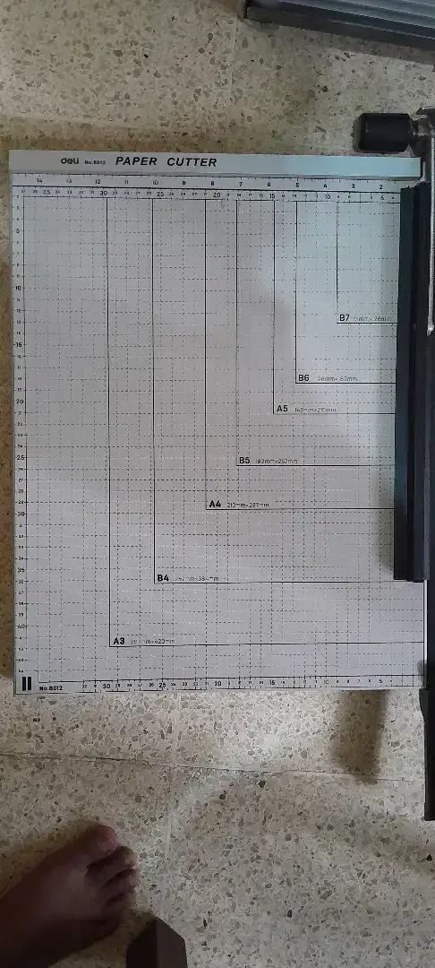 Papaer cutter merek DELI NO 8012