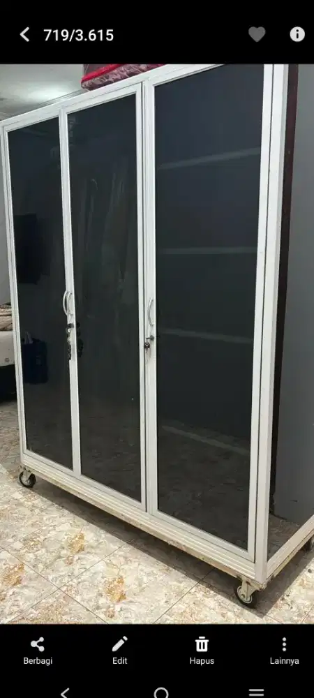 Lemari etalase 3 pintu ada roda