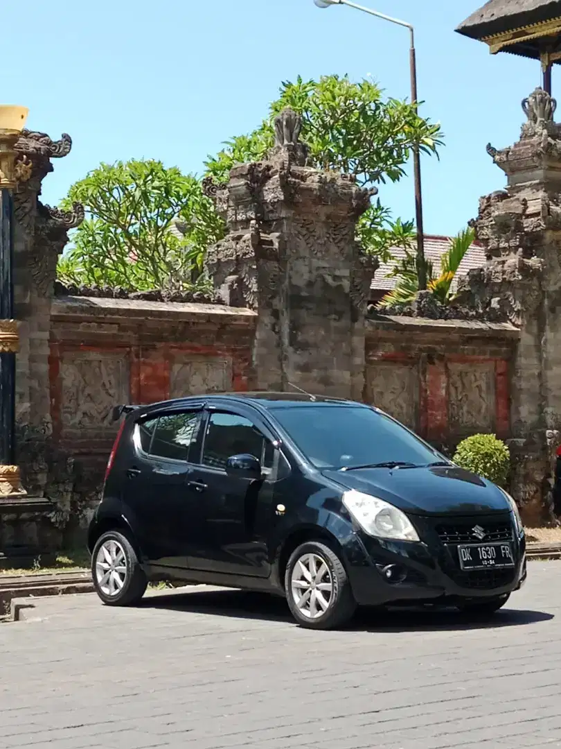 Dijual Mobil Suzuki Splash th 2014 AT warna hitam