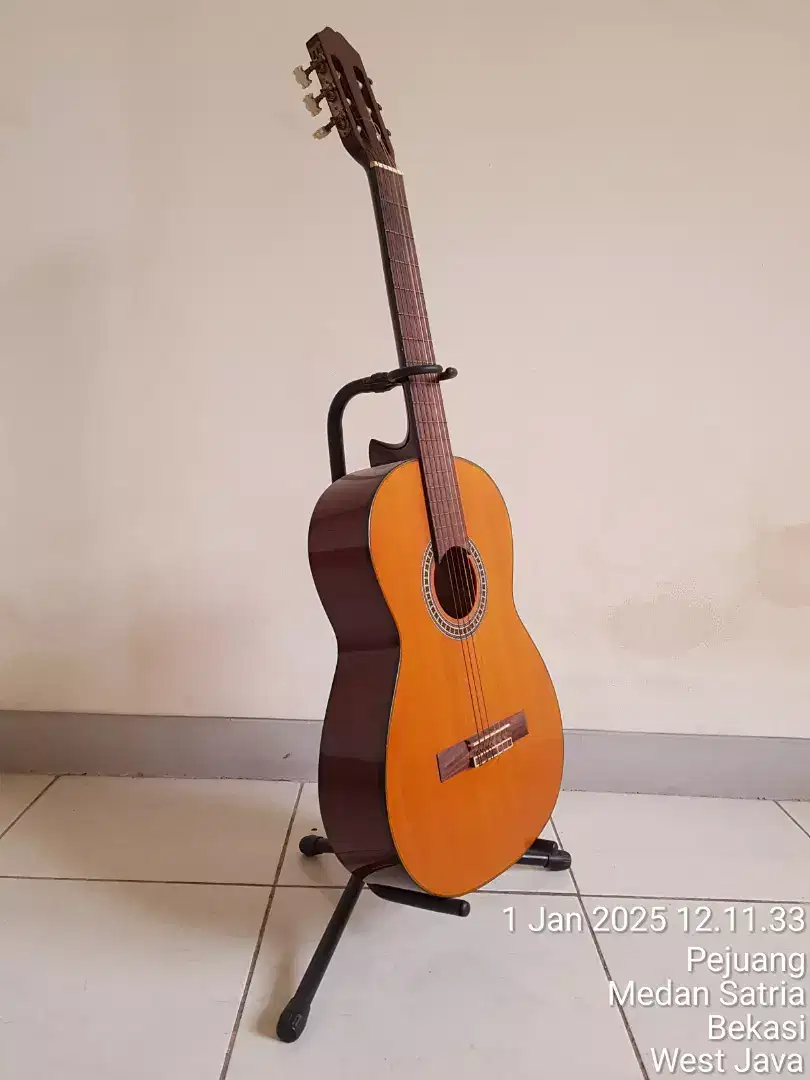 GITAR kondisi seperti baru.