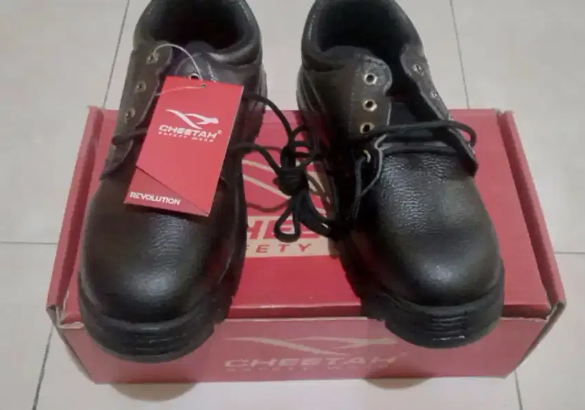 Sepatu safety merk cheetah 3002h ukuran 38,41,42