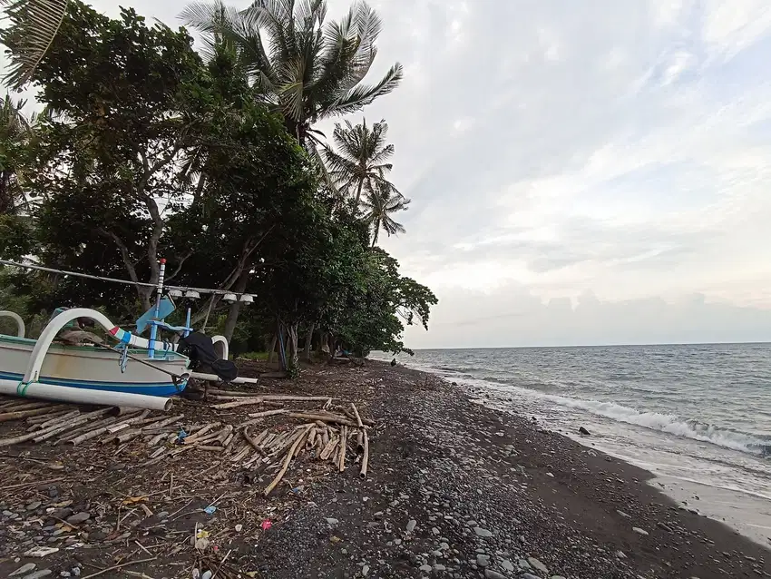 Pa61 Tanah Luas Pinggir Pantai dan Jalan Raya Utama di Tembok Buleleng