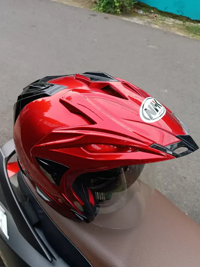 Helm NHK Godzilla merah marun