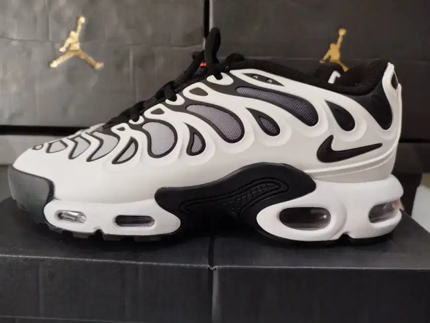 Sepatu Nike air max plus TN drift sumit white black size 42 mulus