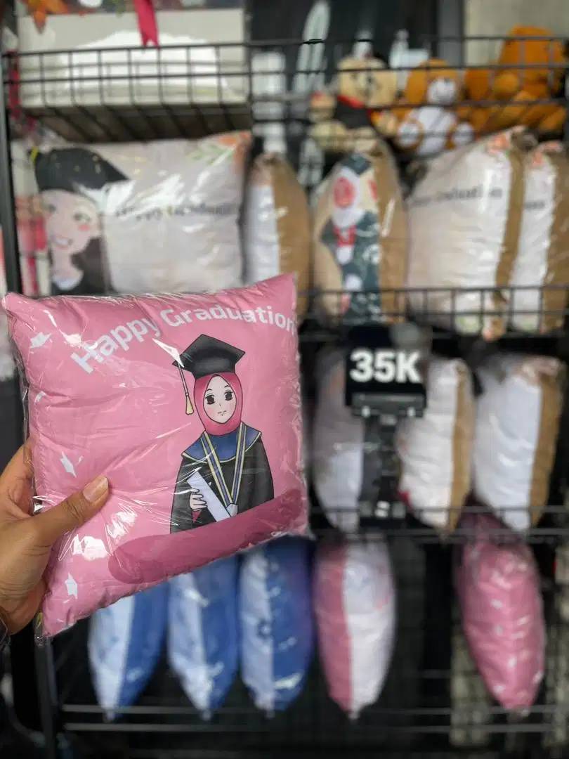 Boneka Bantal Wisuda Toga Kado Hadiah Gift Wisuda Pendadaran Sidang