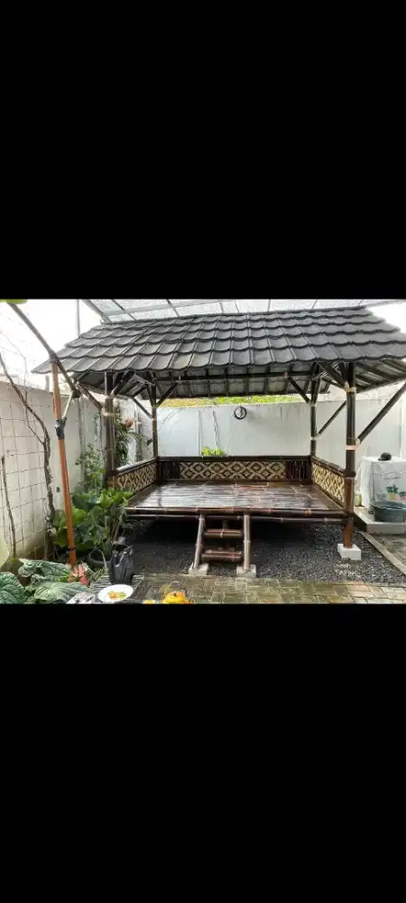 saung dan kursi bambu hitam