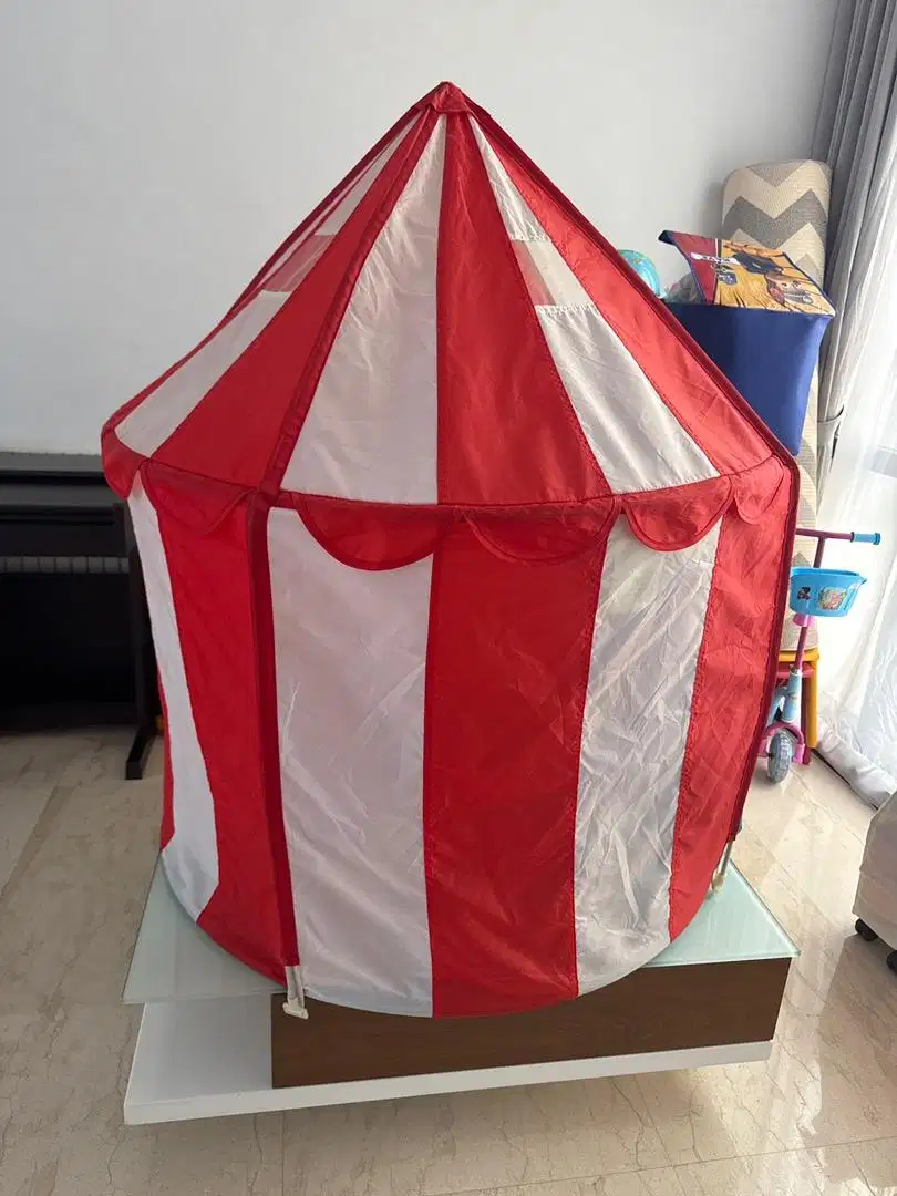 Tenda ikea merah putih