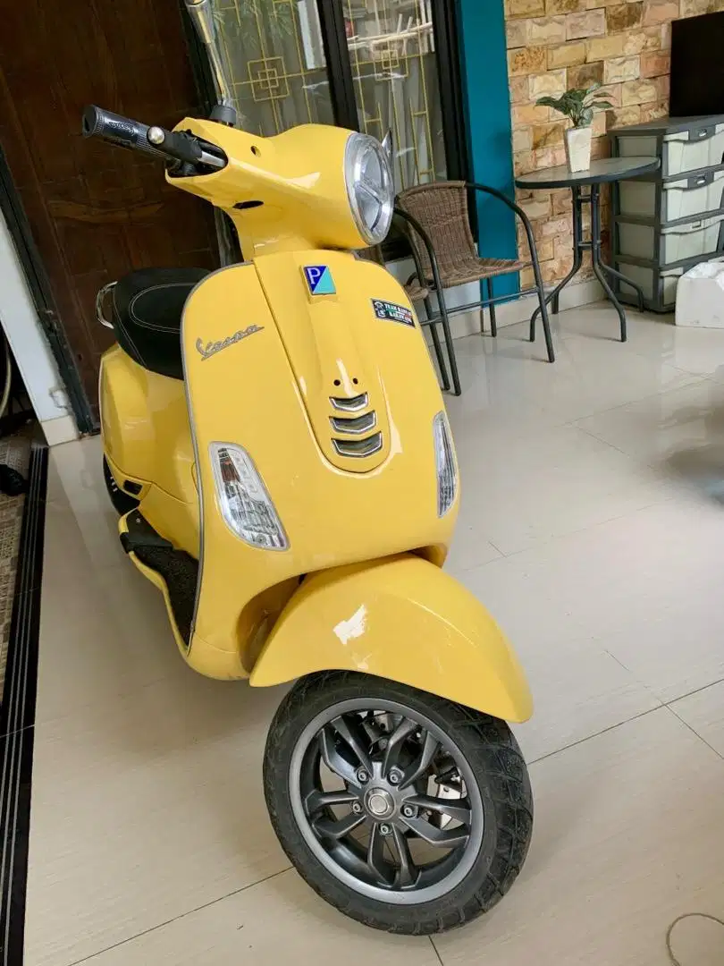 Piaggio Vespa LX I-get LED 125 Tahun 2021 Warna Kuning - Low KM