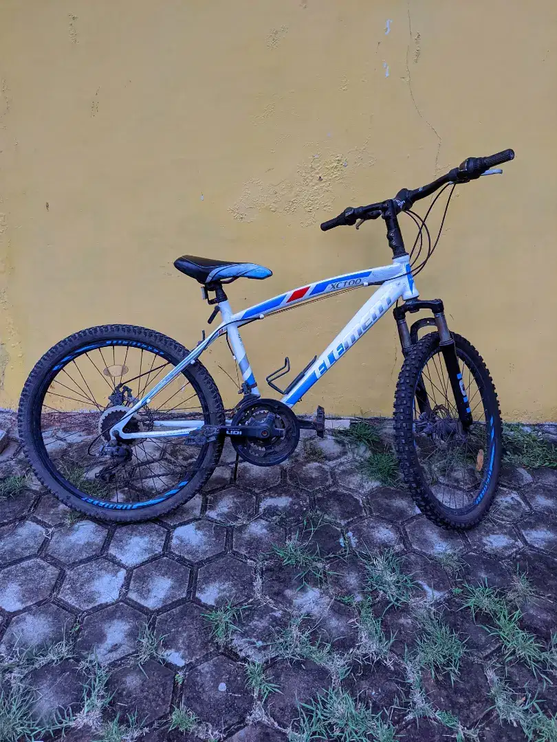 Sepeda gunung element XC100