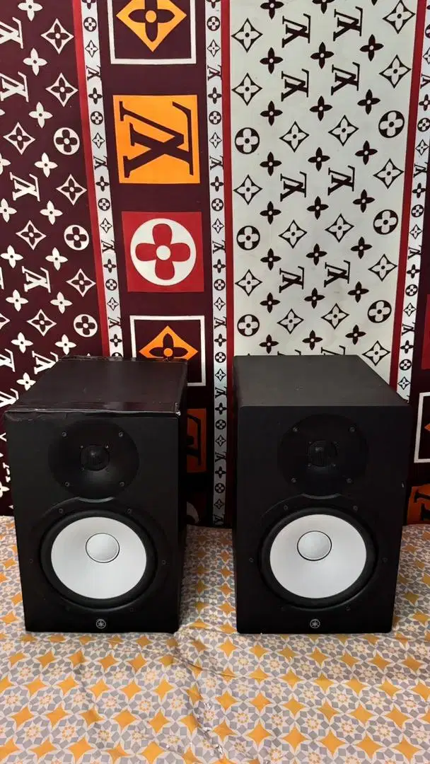 Speaker Yamaha HS 8 Warna Hitam