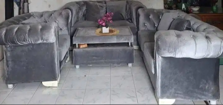 Sofa warna abu abu baru 6 bulan pakai,, masih bagus