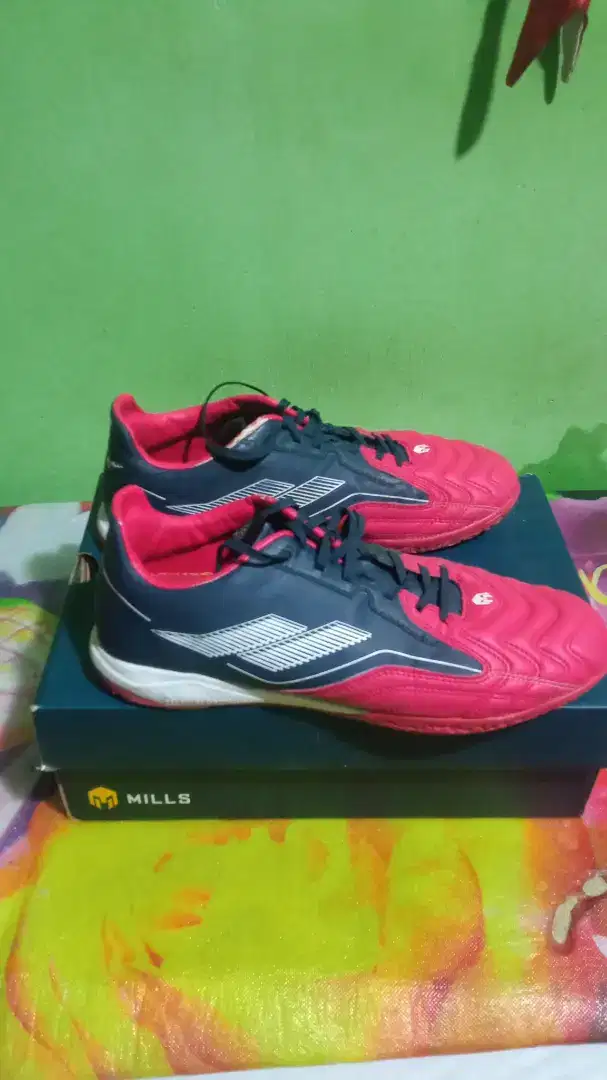 Sepatu futsal Mils ukuran 40 mase bagus 250rb net