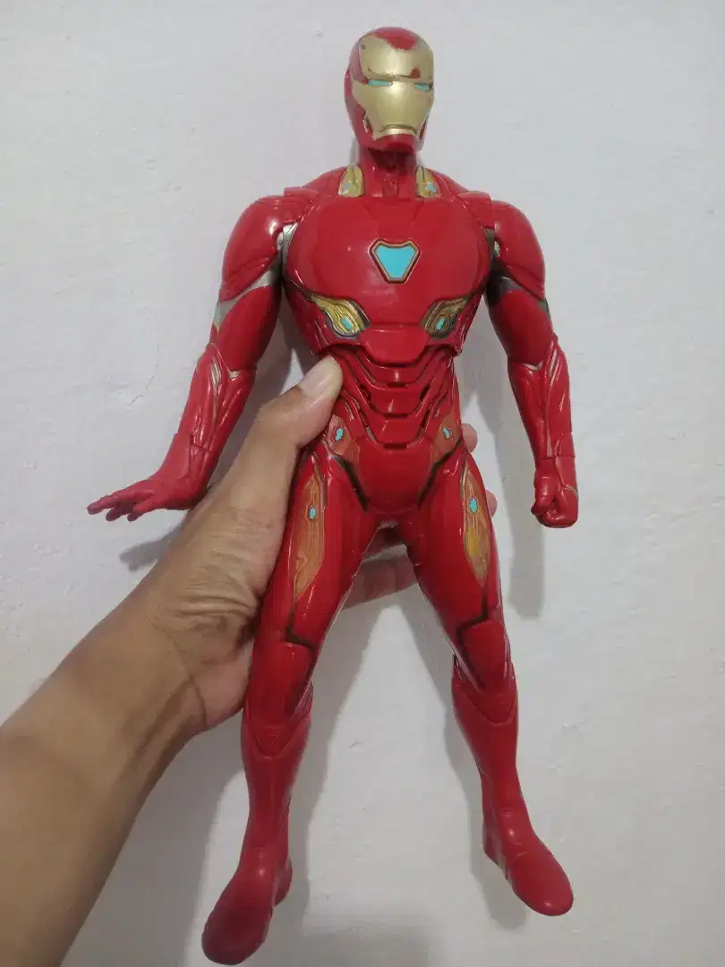 Action figure ironman tinggi 30cm lebih