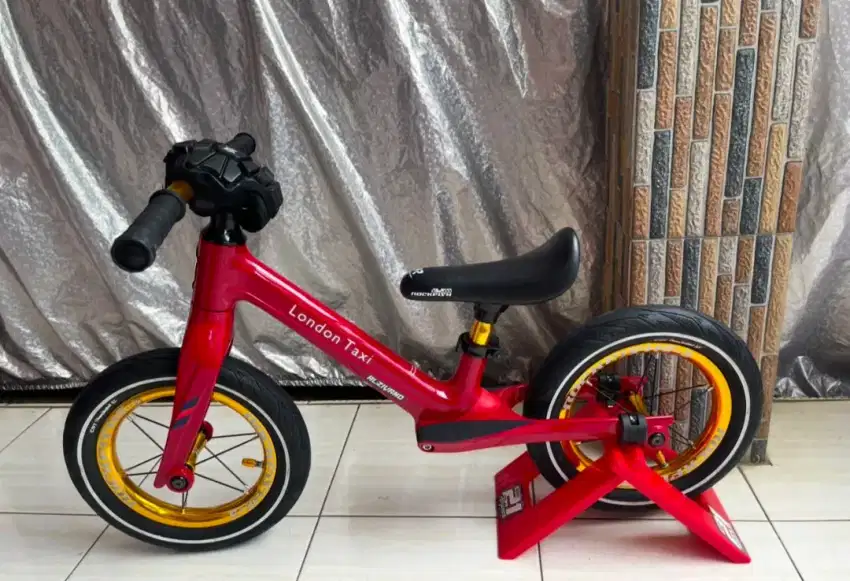 Sepeda pushbike balance bike London taxi pro upgrade