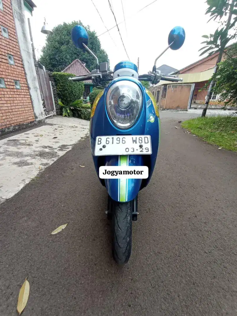 Honda scoopy biru 2016