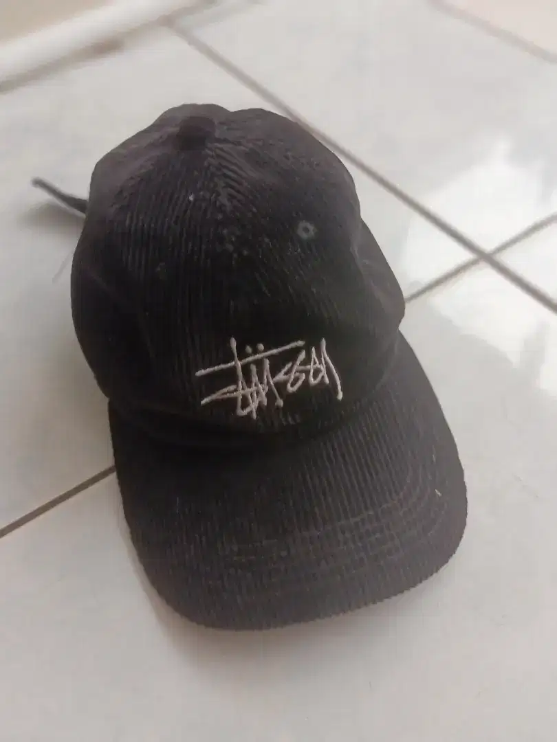 Topi Stussy bekas