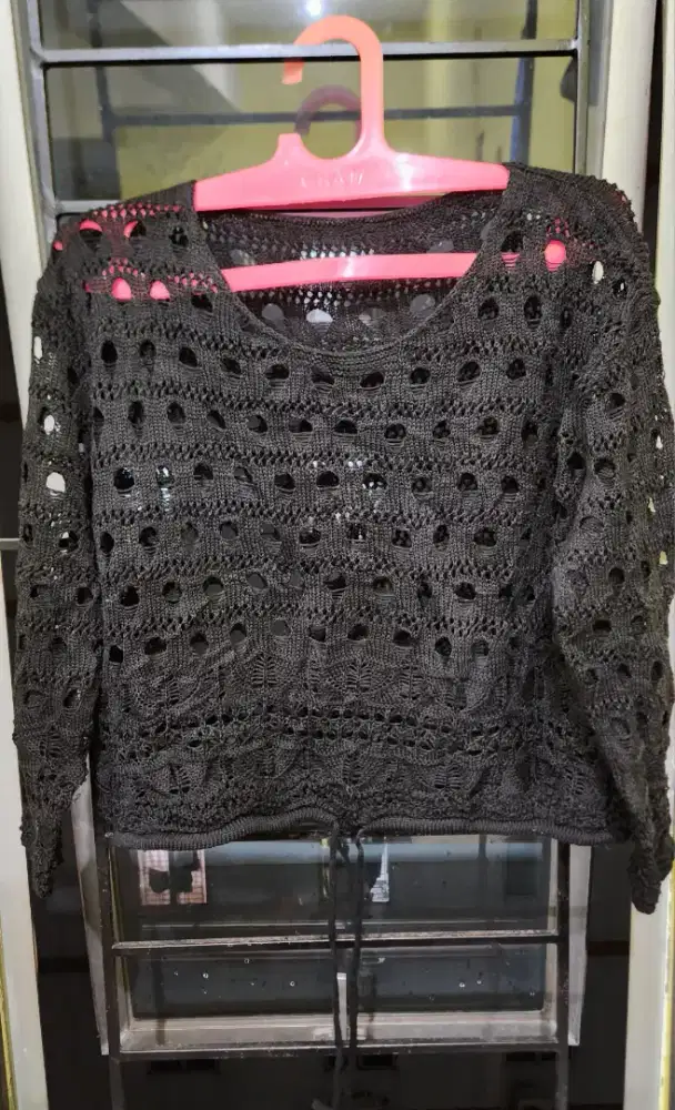 Sweater rajut hitam