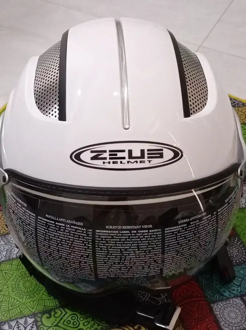 Helm Zeus ZS-218 Warna Putih Ukuran M