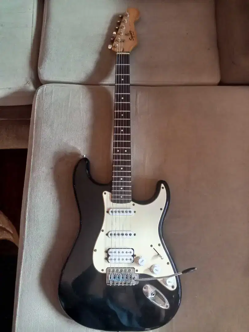 Gitar merk squier bullet stratocaster HSS asli original mic