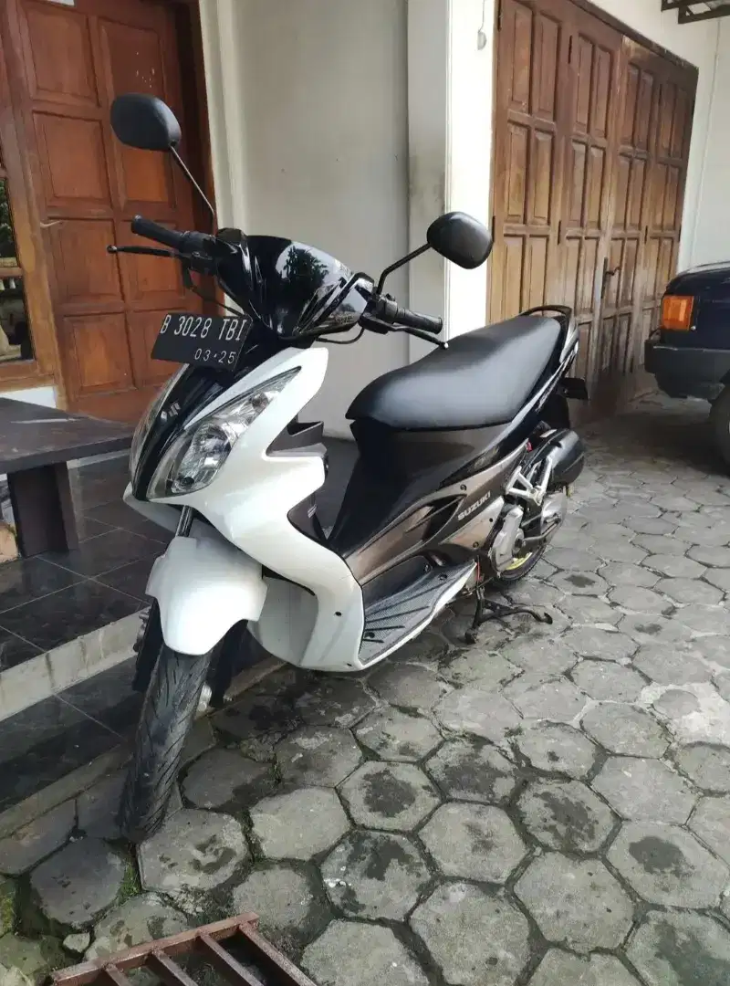 Suzuki skywave putih hitam tahun 2010