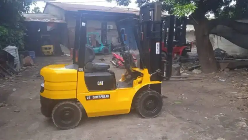 Forklift Caterpillar 2,5 Ton,Matic,Tiang 3 Meter,Mesin S4S,Tahun 2004