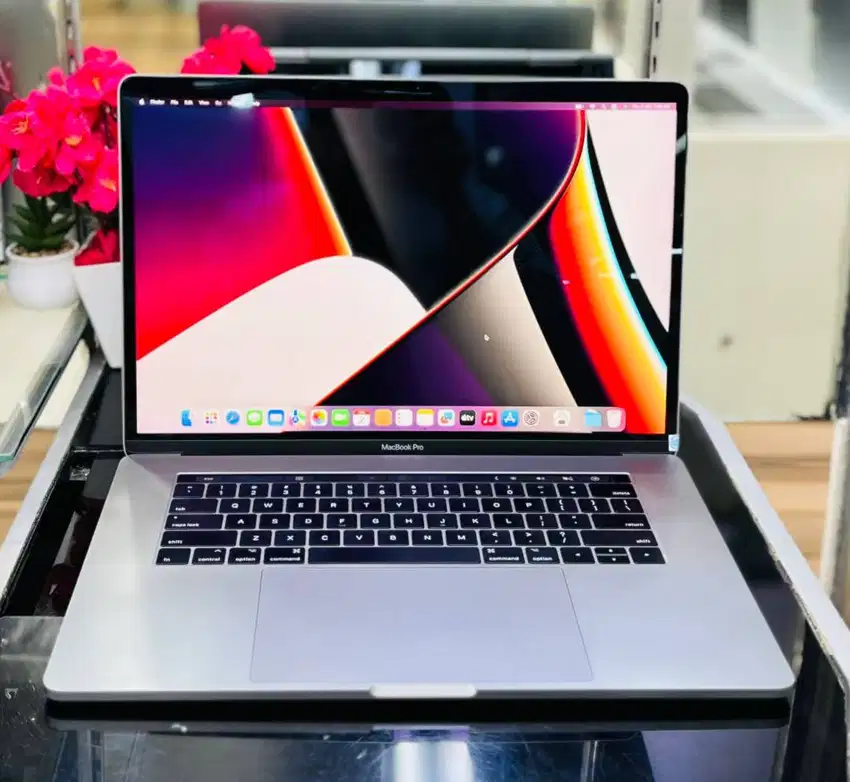 Laptop MacBook Pro 15 INC 2017 Touchbar Core i7 RAM 16/1TB M-DC