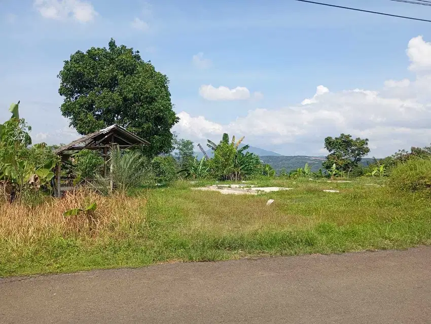 Tanah datar nempel jalan kabupaten view pegunungan lepas udara sejuk