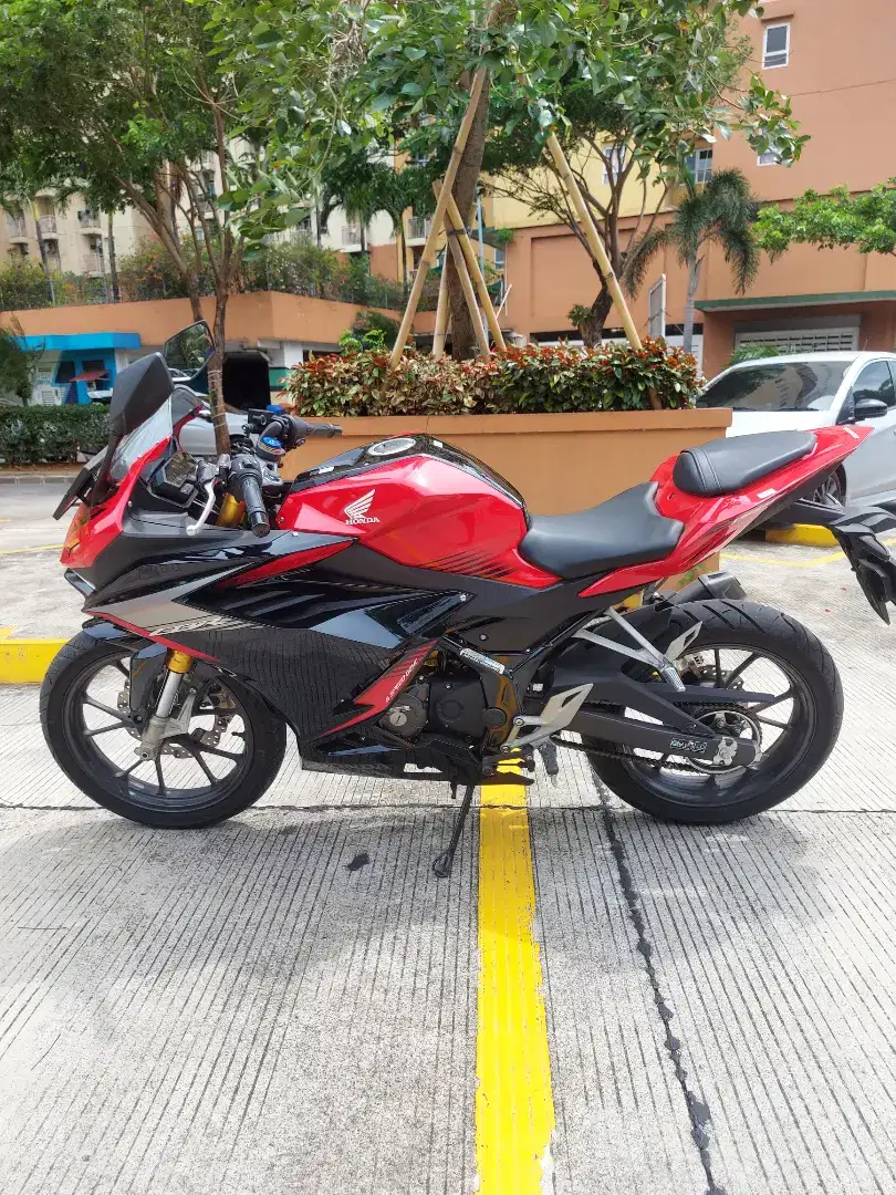 Di jual motor CBR 150 warna merah..