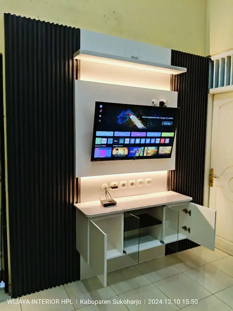 Backdrop tv HPL  interior ruang keluarga