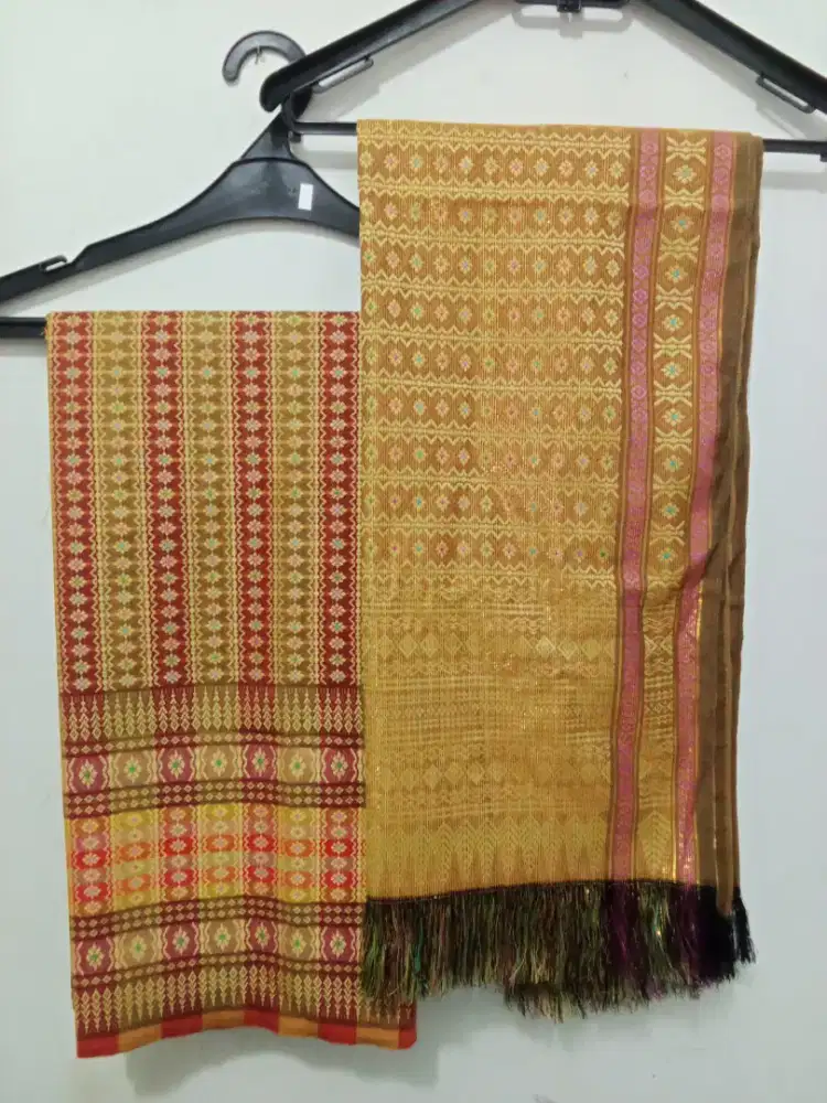 Kain tenun dan selendang ulos