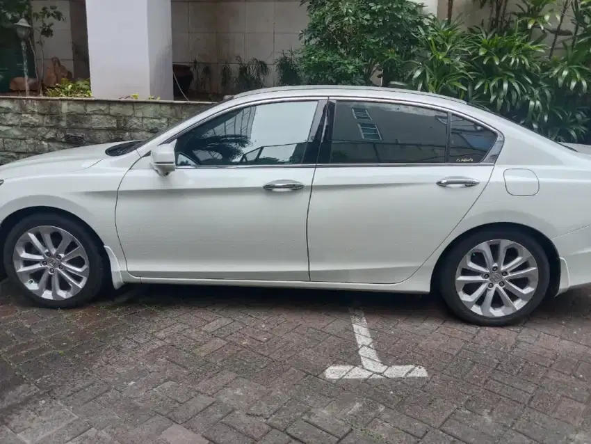 Dijual Honda Accord warna putih km 113.000, langsung pakai