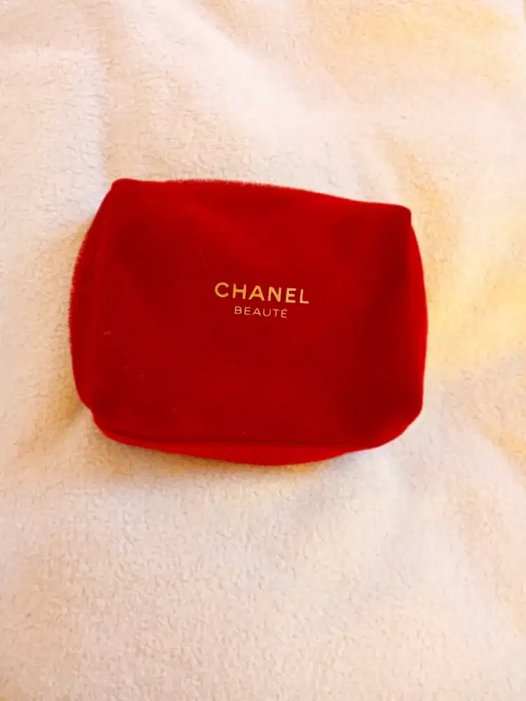 Pouch kosmetik chanel.