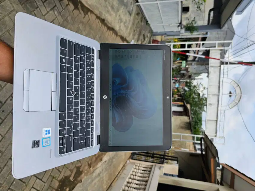 Laptop Hp Elitebook 820 G3 RAM 8GB SSD 256GB Kondisi normal siap pakai