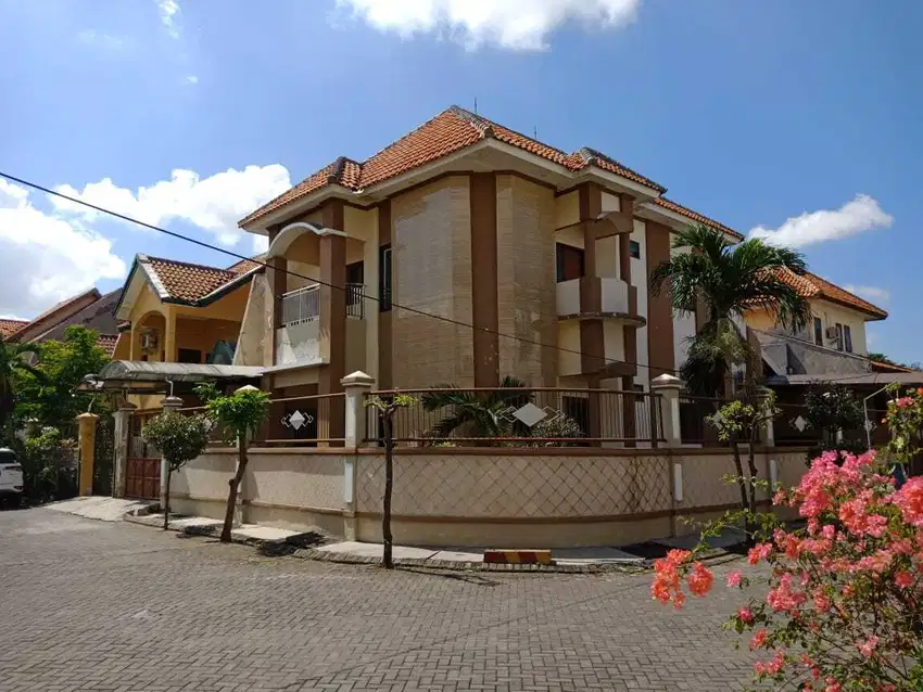 Rumah Hook Plafon Tinggi di Kebraon Indah Permai, Surabaya