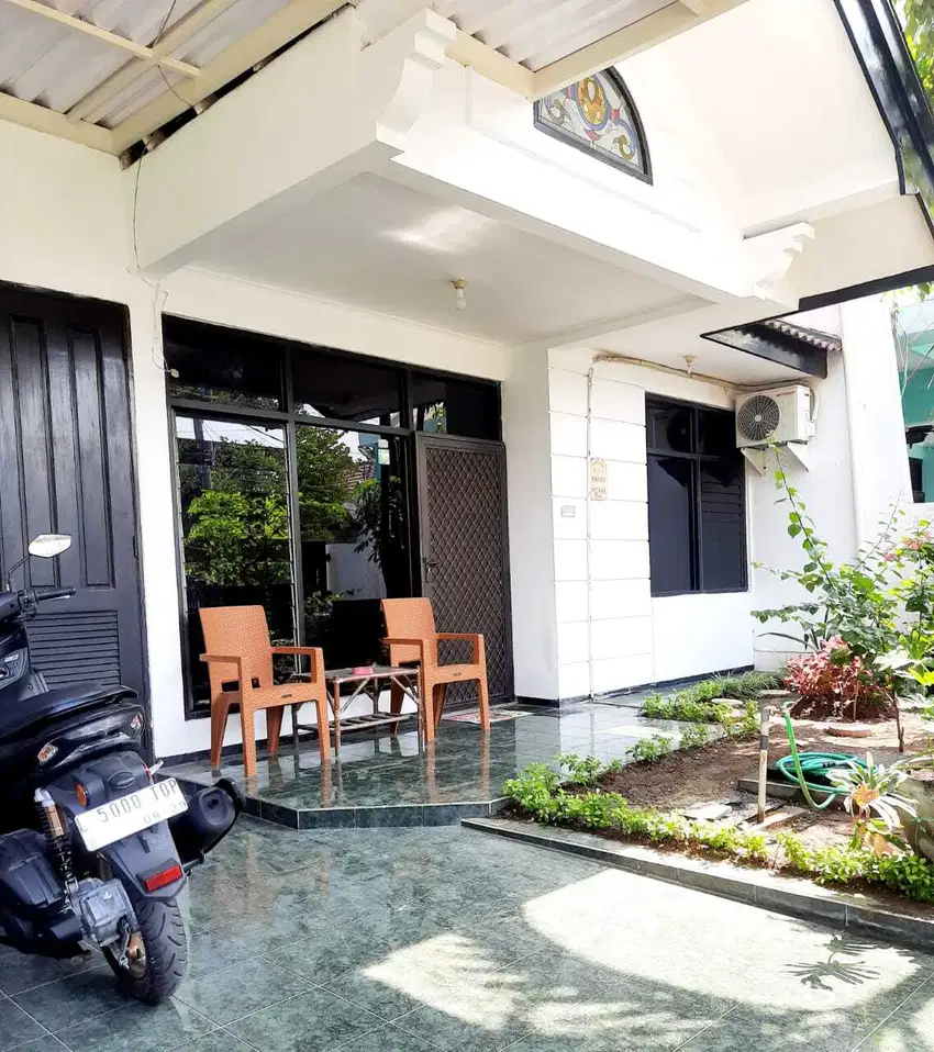 Disewakan Rumah dengan Teras Nyaman di Taman Pondok Indah, Surabaya