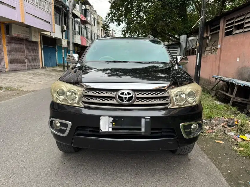 Toyota Fortuner 2.7 G Bensin Matic 2009 Hitam 1 Nama dari Baru