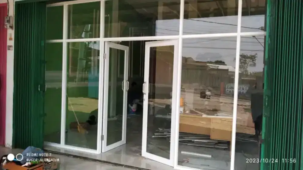 Pintu kaca dan sekat ruangan