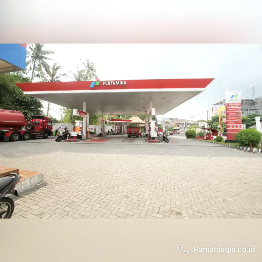 tempat usaha SPBU pom pertamina monjali sangat ramai sekali