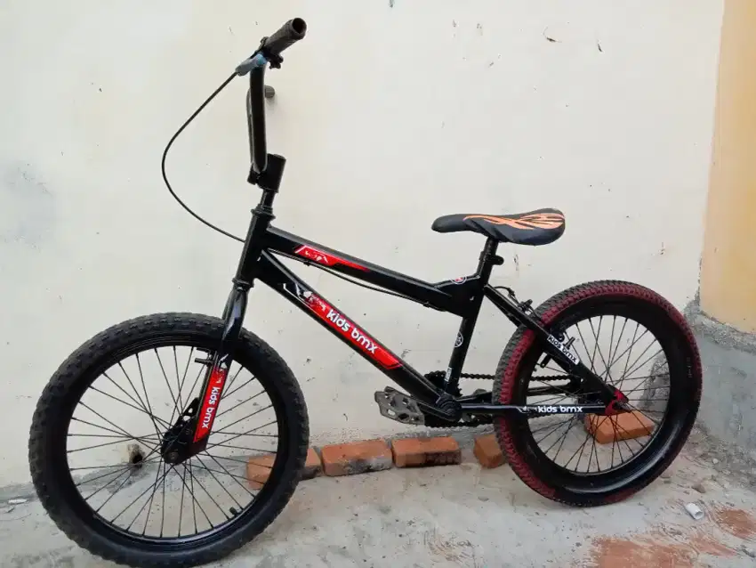 SEPEDA BMX 20. NOKEN MULUS KOKOH SIAP PAKAI, LOKASI KEMILING, NEGO.