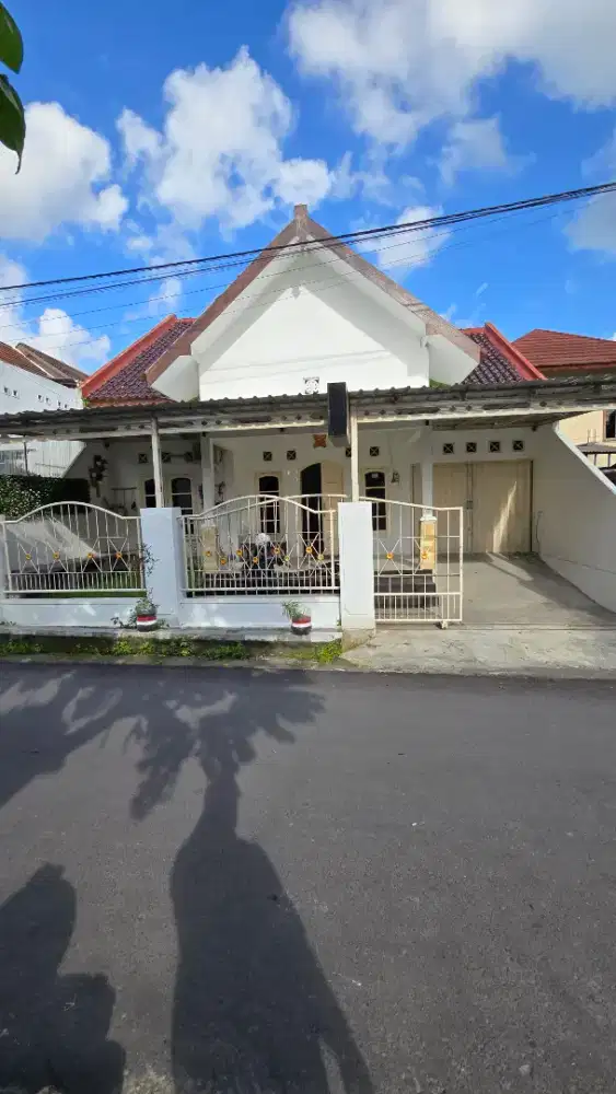 RUMAH DIJUAL DAERAH JAKAL ASRI DAN NYAMAN